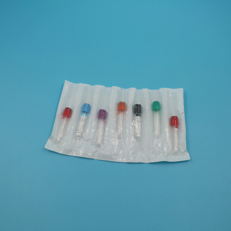 血液 の サンプル を 収集 し て 処理 する 医療 研究 所 の 遠心管